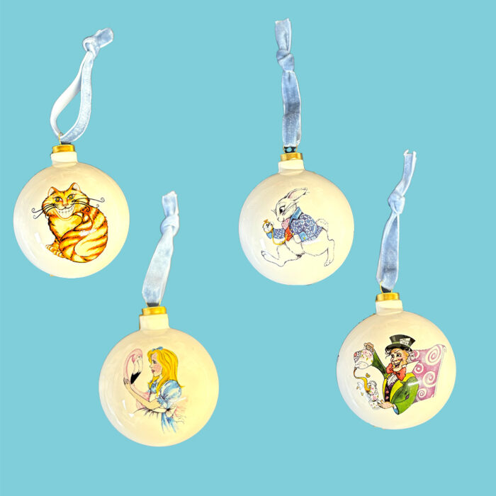 Set 4 white baubles